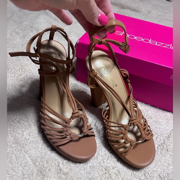 Shoe Dazzle strappy high heel sandals size 7 1/2 tan - Picture 3 of 6